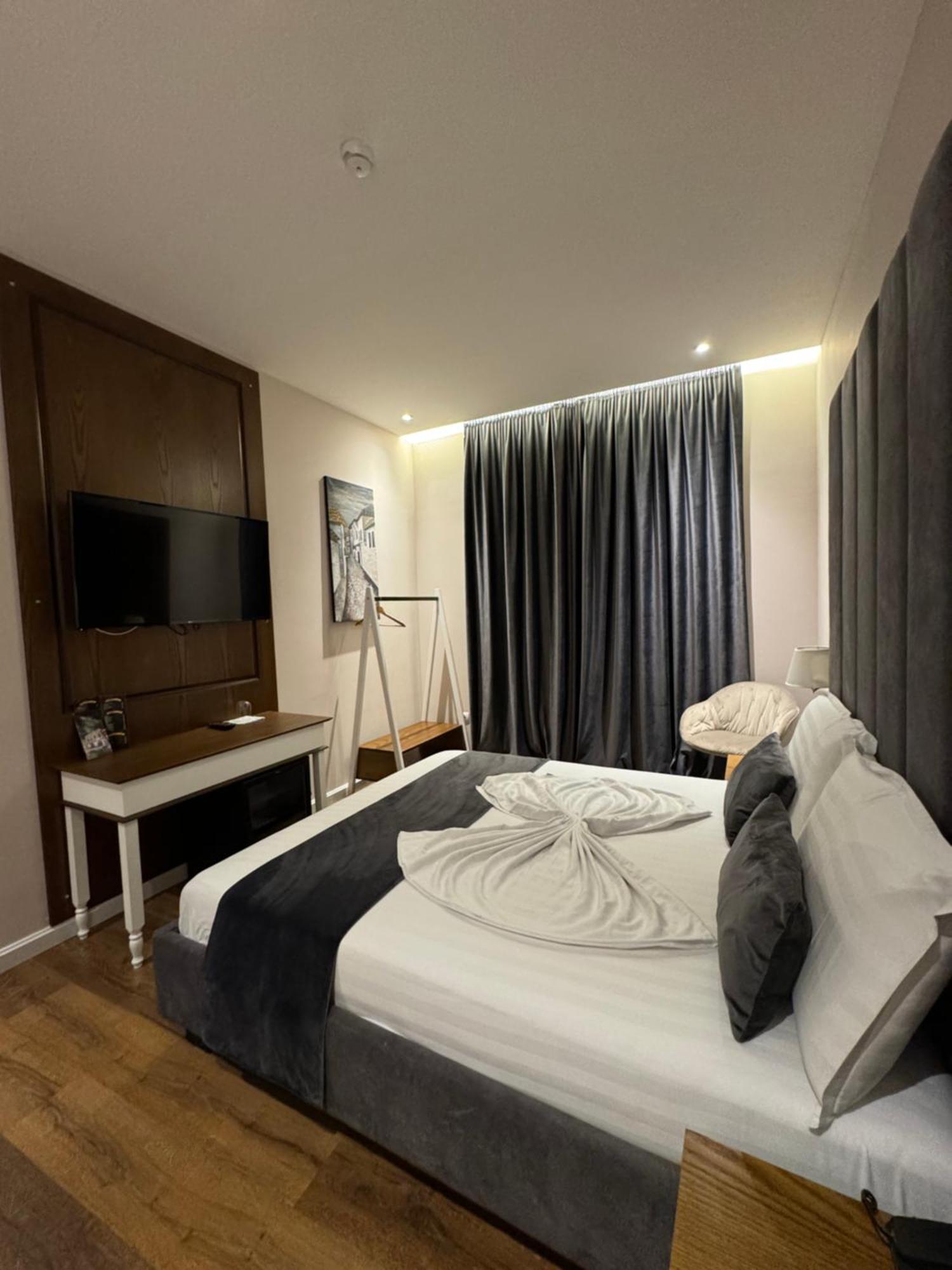 Arberia Palace Hotell 4*